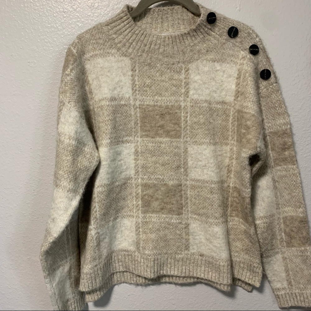 Retrelogy NWT woman’s sweater size large cream/tan